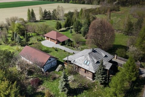 Urokliwy dom w stylu dworkowym 136m² działka 2,4h