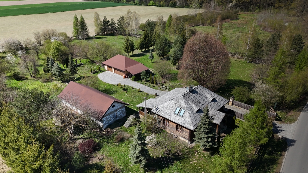 Urokliwy dom w stylu dworkowym 136m² działka 2,4h